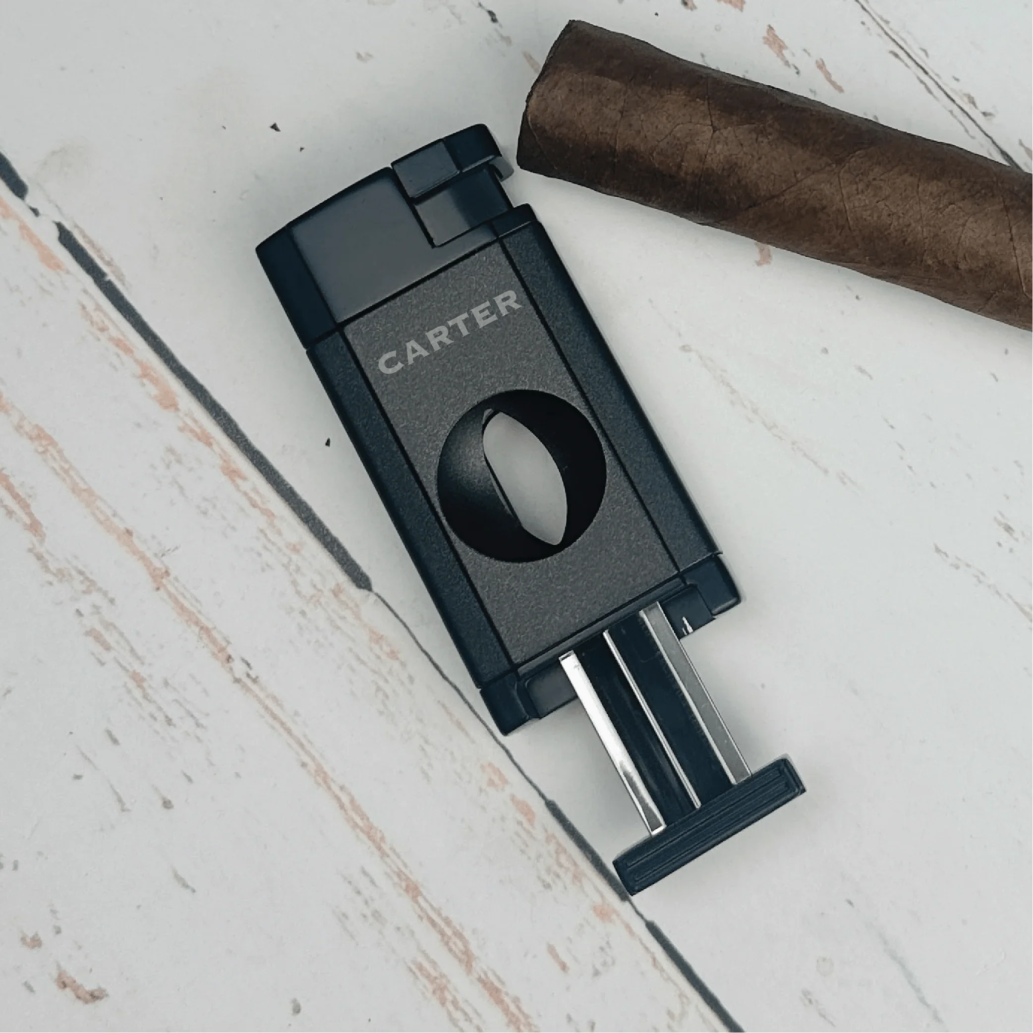 Elegant Personalized V-Cut Lighter: Dual Flame Precision 